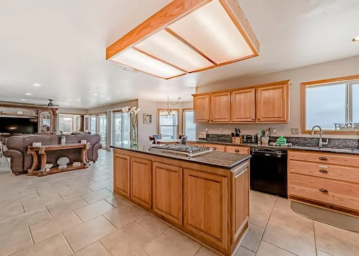Gorgeous Oceanfront Estate With Amazing Views & Hot Tub - Steps To Quiet Beach