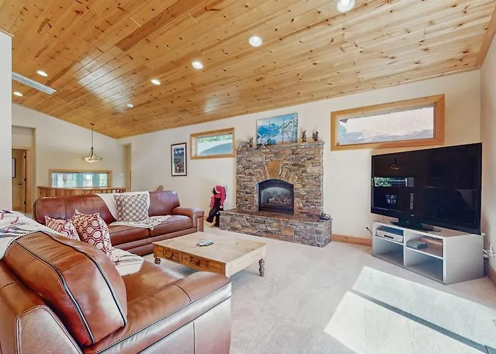 Willow Creek Hideaway - 2 Living Areas & Private Deck - 5 Minutes To Slopes