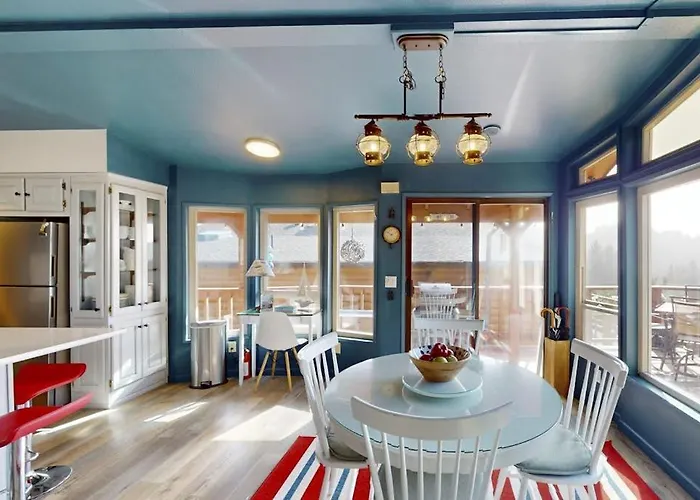 Coastal Retreat With Ocean Views Patio Wifi Streaming