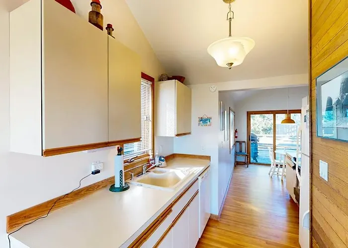 Charming Oceanfront Cottage With Wifi & Easy Beach Access