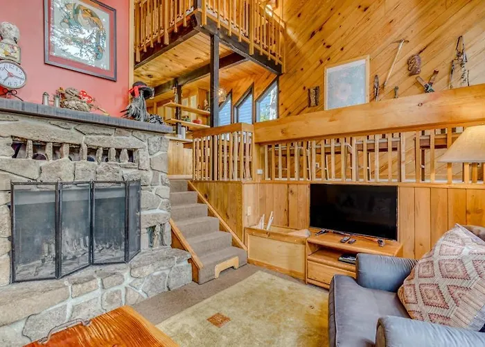 Serene Wooded Retreat With Free Wifi Large Deck & Spacious Loft - Skiing Nearby