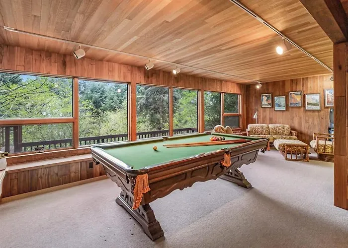 Classic Woodland Home With Gorgeous Setting Great Deck - 2 Dogs Ok