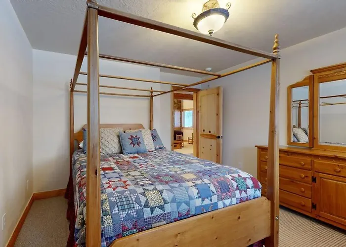 Beautiful Ski Chalet With Gourmet Kitchen Theater Room & Private Hot Tub