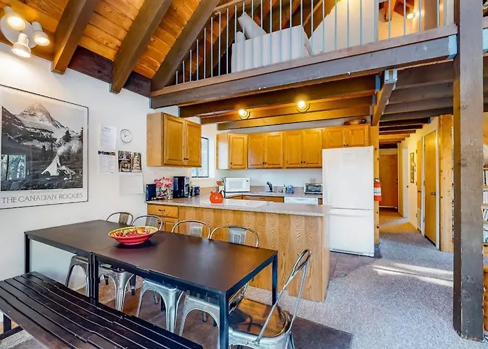 Charming Dog-Friendly Cabin With Xc Skiing & Bike Trails Outside The Door