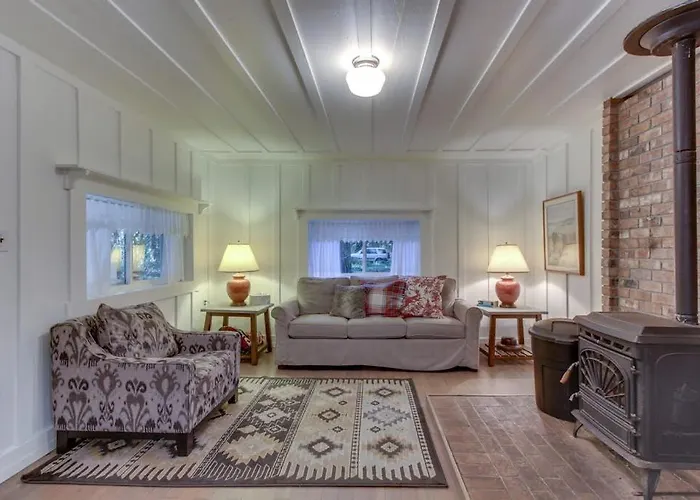 Restored Log Cabin With Classic Porch - Near River Trails Hot Springs & More
