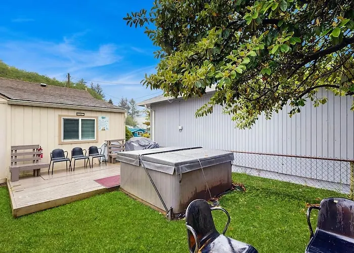 Cozy Family Beach Cottage With Hot Tub Deck Wifi Surfboard-Walk To Bay Dogs Ok