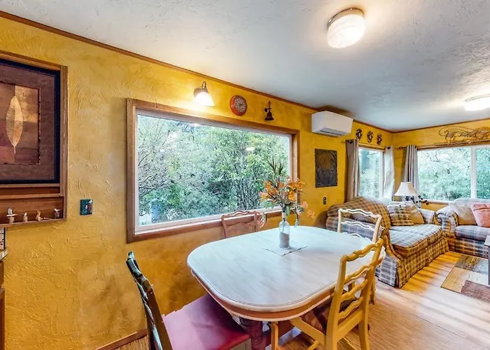 Dog-Friendly Mid-Century Home Withhot Tub Close To Beach
