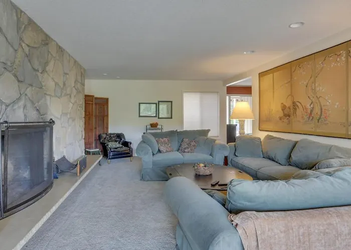 Charming Mountain Condo With Golf Course Views & Nearby Ski Access