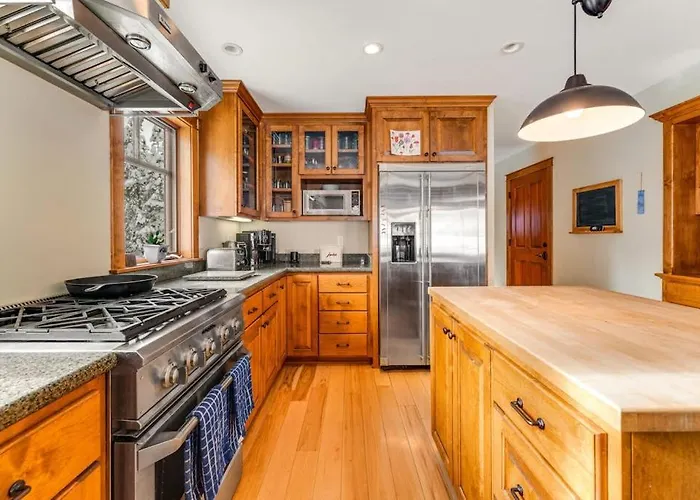 Rustic Cabin By The Lake & Skiing With Private Sauna & Game Room - Dog-Friendly