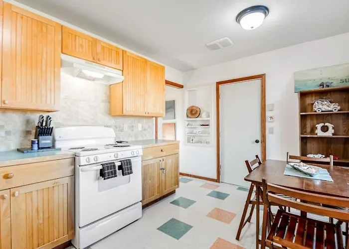 Downtown Home With Private Hot Tub & Wifi - Walk To Beach - Dog-Friendly Yard