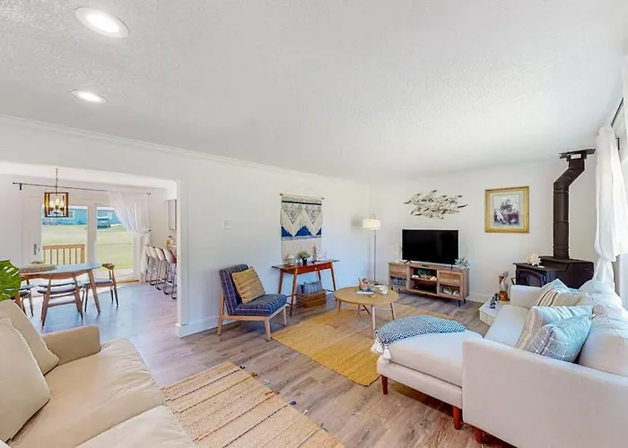 Bright Home With Large Yard Deck & Firepit - Walk To The Beach