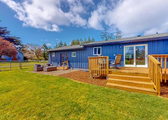 Bright Home With Large Yard Deck & Firepit - Walk To The Beach
