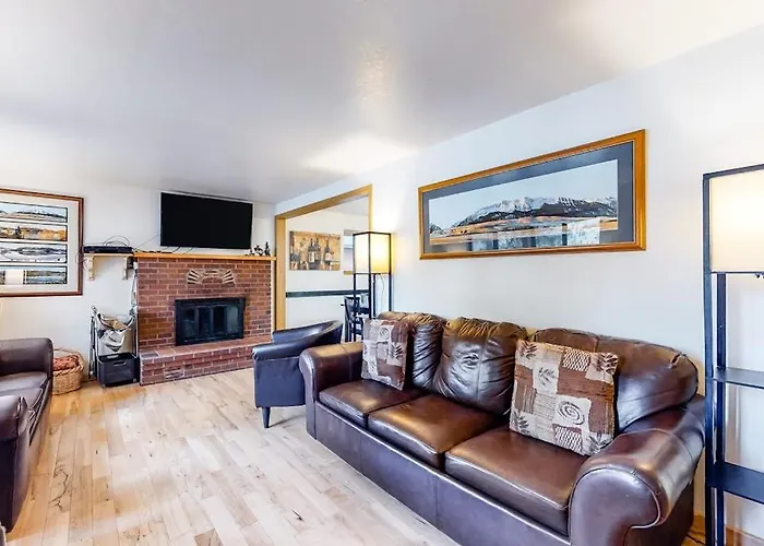 Classic Lakefront Home With Private Hot Tub Fireplace & Washer&Dryer