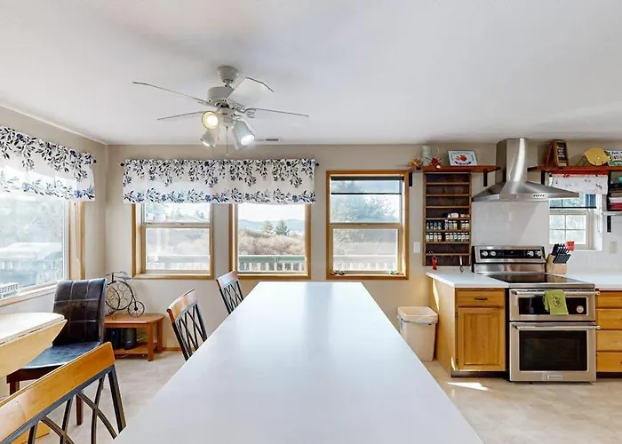 Cozy Family-Friendly Home With Game Room Valley Views Private Hot Tub Grill