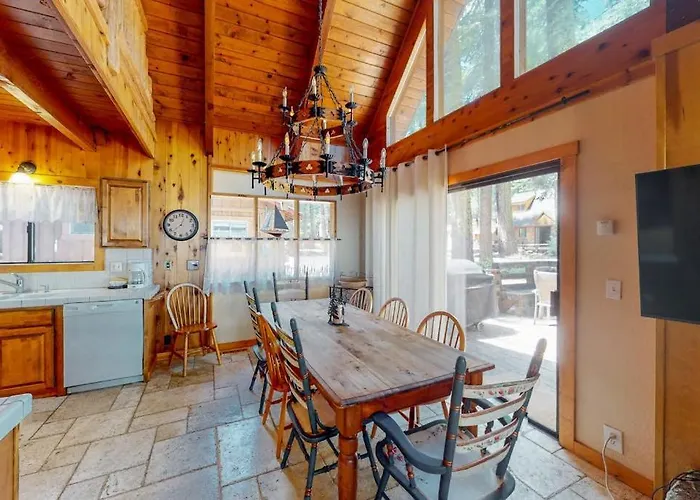 Serene Cabin With Expansive Deck Grill Fireplace - Near Skiing - Walk To Beach