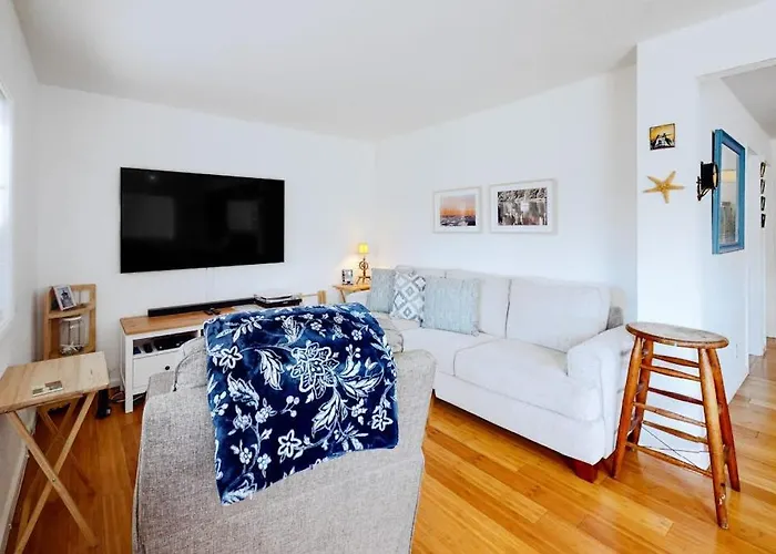 Dog-Friendly Coastal-Themed Home With A Full Kitchen & Washer&Dryer
