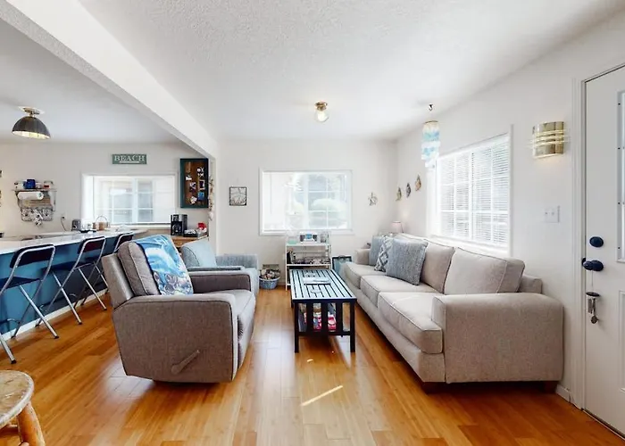 Dog-Friendly Coastal-Themed Home With A Full Kitchen & Washer&Dryer