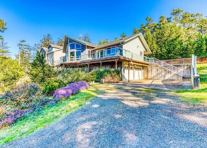 Dog-Friendly House With Ocean & Mountain Views - Easy Beach & Park Access Game Room