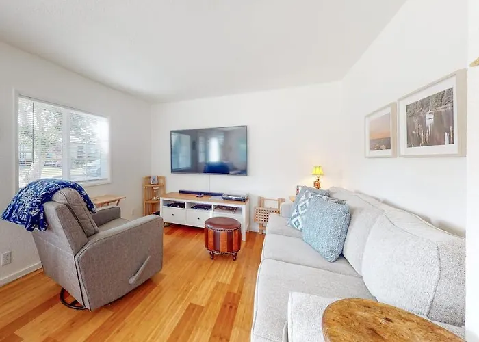 Dog-Friendly Home With Two Full Kitchens & A Gas Grill - Walk To The Ocean