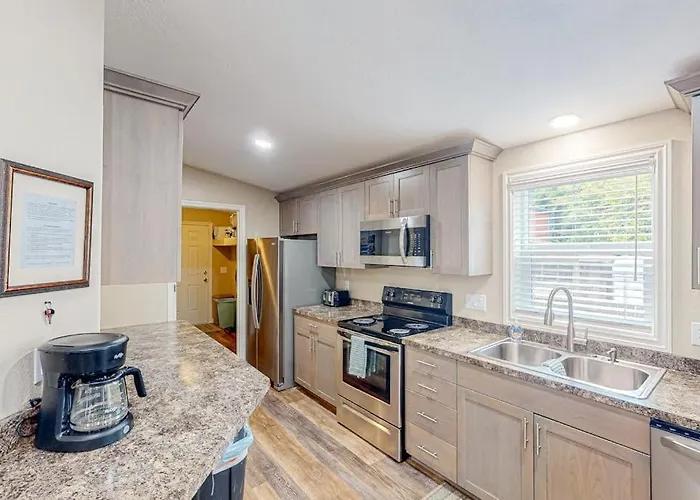 Modern Spacious Home Near The Bay With Grill Washer&Dryer & Large Yard
