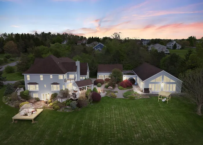 Luxury Lakeview Estate W Indoor Pool & Golf Sim