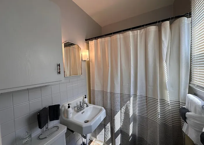 Pets Welcome Walkable Downtown Apt Gym & Pool Pass