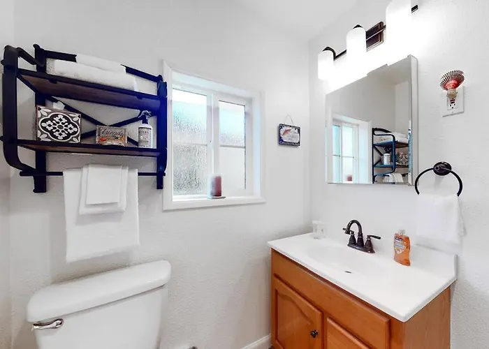 Dog-Friendly Coastal-Themed Home With A Full Kitchen & Washer&Dryer