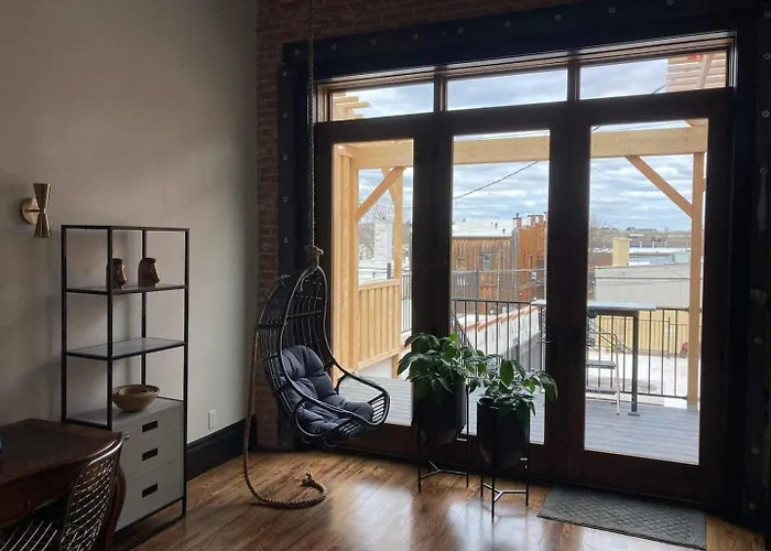 Luxe Main St Loft With Rooftop Lounge And Balcony