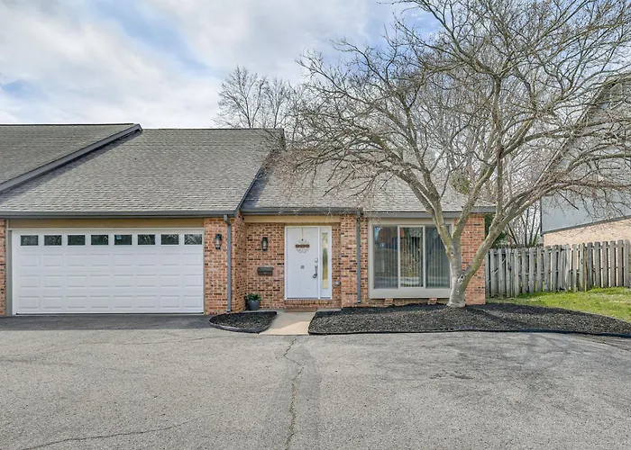 Renovated Townhome W/ Garage, 12 Mi To St Louis