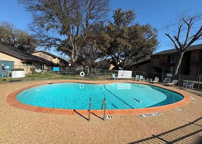 Beautiful Lakeview 2Br Condo -Modern & Cozy With Pool