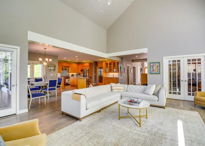 Premier Gig Harbor Home! Views, Spa & Billiards