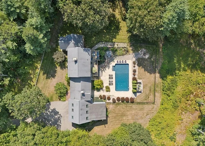5 Bedroom, 4.5 Bathroom, In-Ground Pool, Awning, Gym Near Parsons Beach!