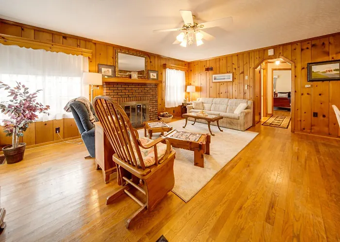 Walk To Edinboro Lake: Cozy Cottage W/ Porch!