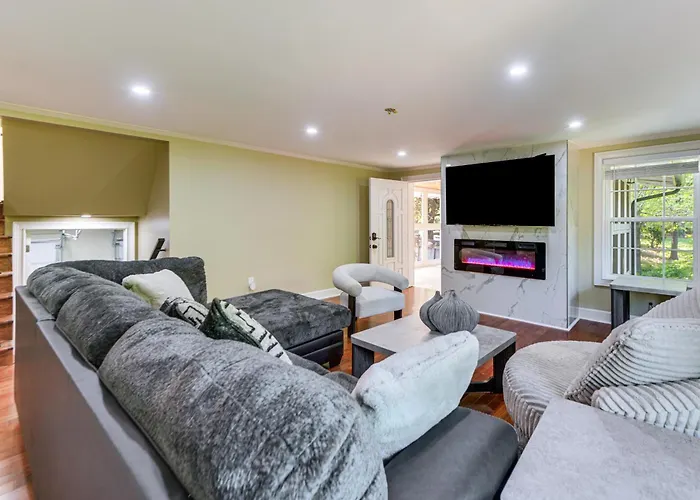 11 Acres & Balcony! Sleek Retreat In Americus