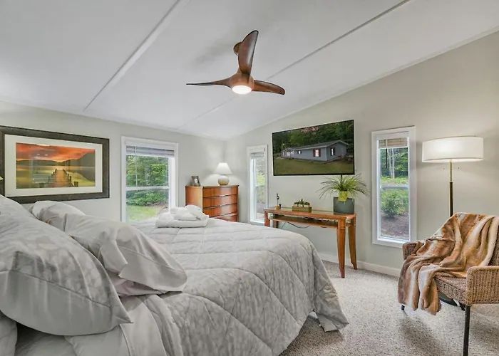 Sunny 3Br With Firepit Game Yard Walk To Green Lake