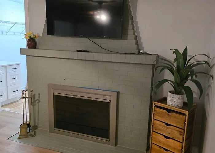 2 Bedroom With King Suite, Large Space, Pet Friendly, Steps From Downtown Jolie