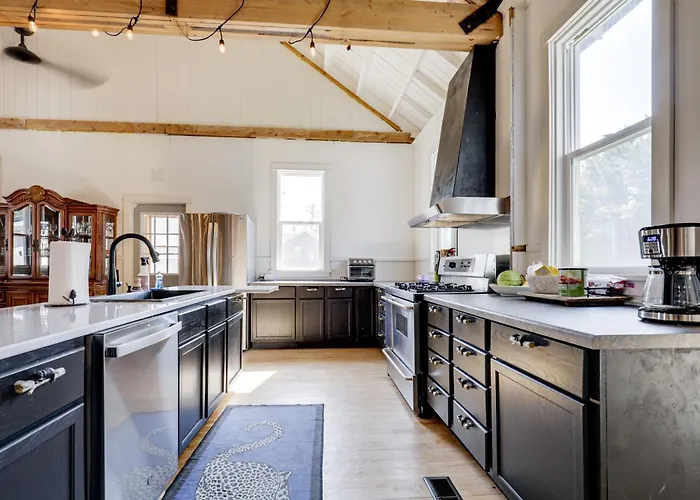 'The Townhall' Northwoods Retreat W/ Large Patio!