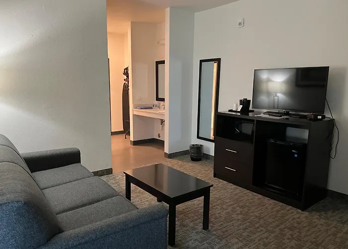 The Grove Inn And Suites