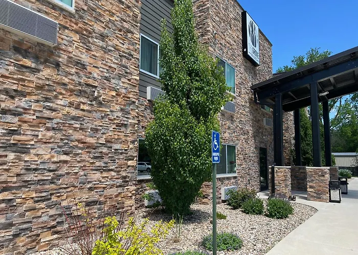 The Grove Inn And Suites