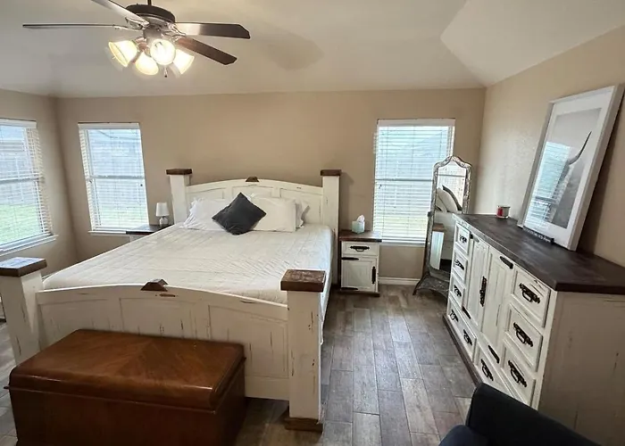 2 King Beds And Best Location In Burleson!