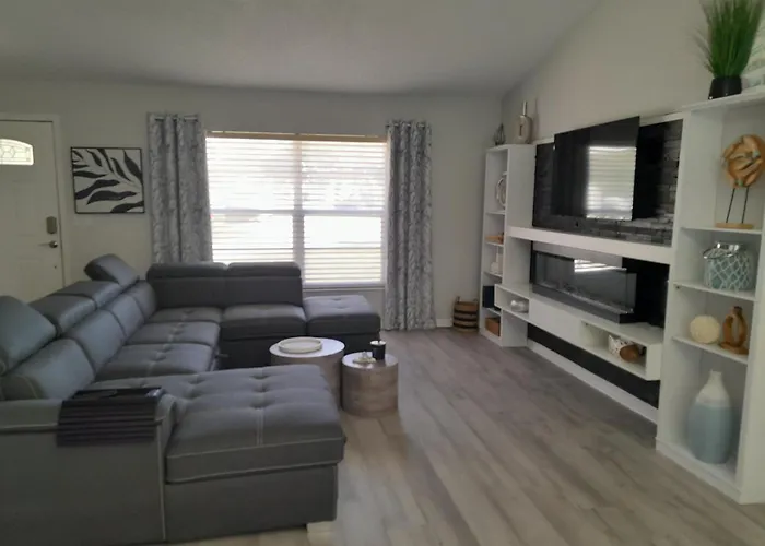 Lovely 2-Bedroom House With Ac, Relaxing And Stylish In Weeki Wachee, Fl