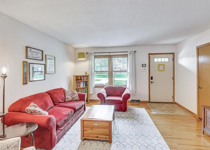 6 Mi To Arrowhead Stadium! Home W/ Screened Porch