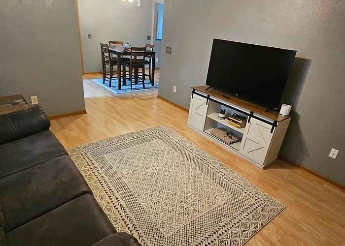 2 Bedroom Home With Garage Close To Hospital