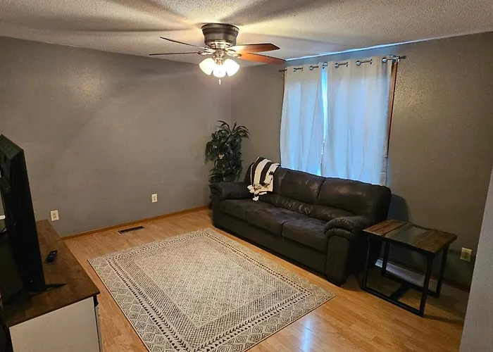2 Bedroom Home With Garage Close To Hospital
