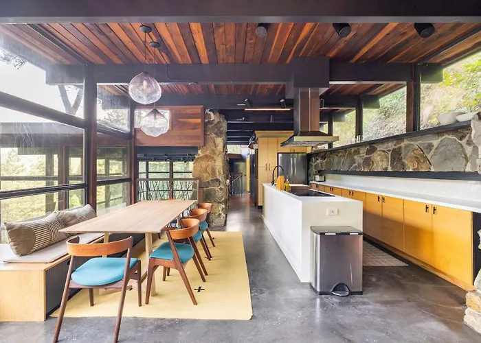 Two Creeks Treehouse