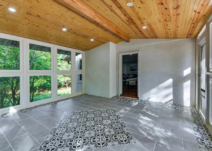 11 Acres & Balcony! Sleek Retreat In Americus