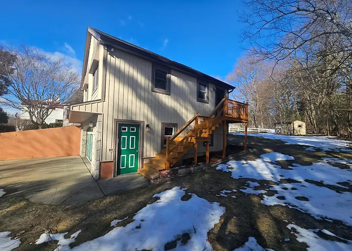 Dracut Executive Rooms With Kitchen & Bath, Parking, Spacious & Comfortable