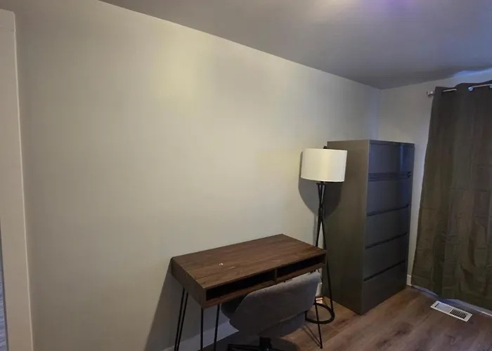 2 Bedroom With King Suite, Large Space, Pet Friendly, Steps From Downtown Jolie