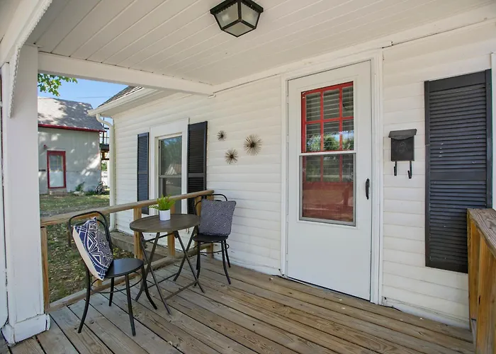 2-Bed Retreat Near Ku Med Wfenced Yard 32