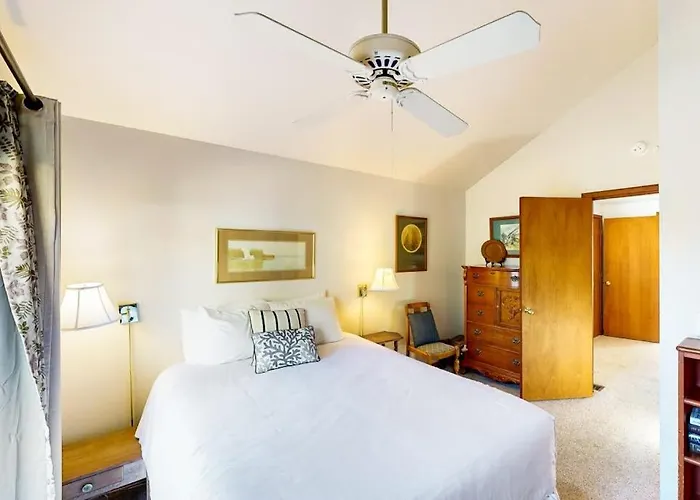 Charming Oceanfront Cottage With Wifi & Easy Beach Access